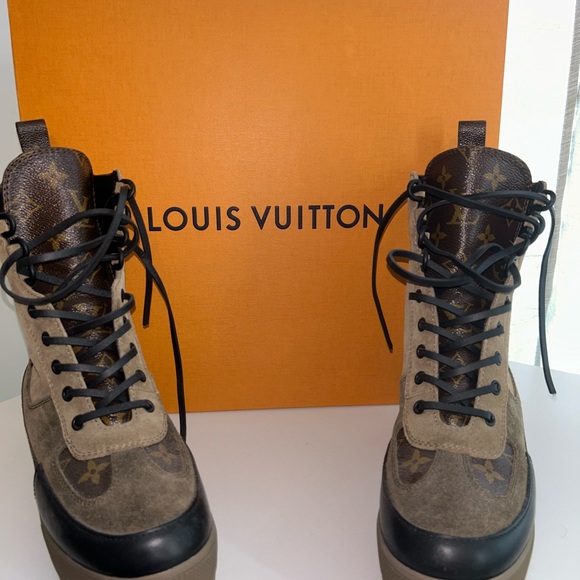 Authentic Louis Vuitton Laureate Platform Desert Boot. - Picture 5 of 7